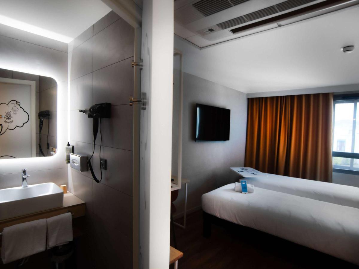 Ibis Styles Clermont-Ferrand Aeroport Hotel Exterior foto